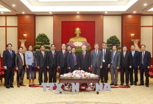 Tổng Bí thư Nguyễn Phú Trọng và Phó Chủ tịch Quốc hội Lào Sengnouane Xayalat cùng các đại biểu  tại buổi tiếp. Ảnh: TTXVN