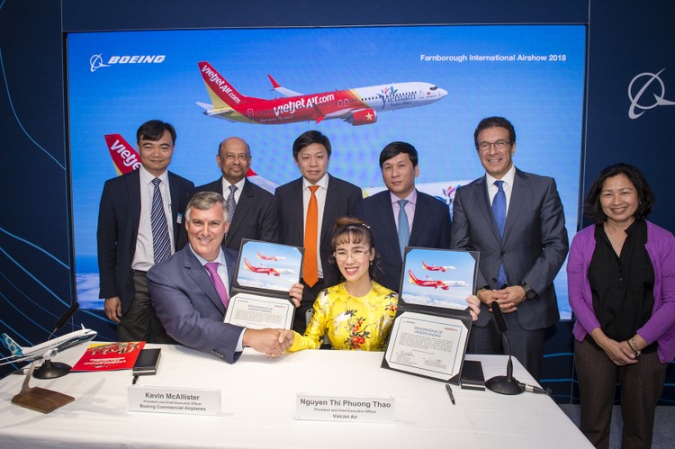 Bà Nguyễn Thị Phương Thảo, Tổng giám đốc Vietjet và ông Kevin McAllister, Chủ tịch kiêm Tổng giám đốc Tập đoàn Boeing ký kết Hợp đồng đặt mua 100 máy bay với sự chứng kiến của lãnh đạo hai bên