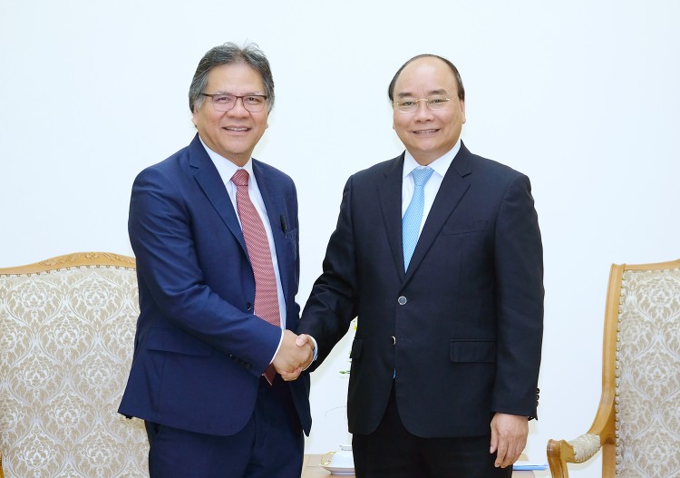 Thủ tướng Nguyễn Xuân Phúc cùng ông Dato Sri Idris Jala, Tổng Giám đốc kiêm Chủ tịch Hội đồng quản trị PEMANDU. Ảnh: VGP