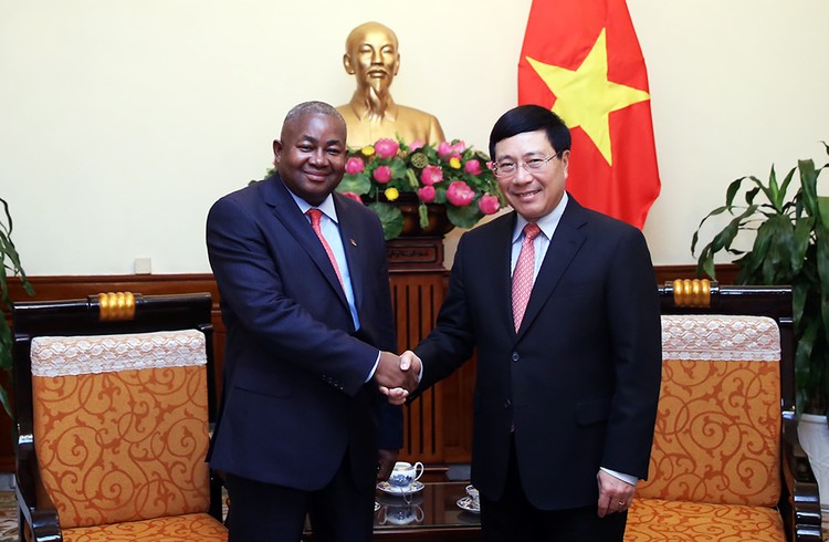 Phó Thủ tướng Phạm Bình Minh tiếp Đại sứ đặc mệnh toàn quyền Mozambique. Ảnh: VGP
