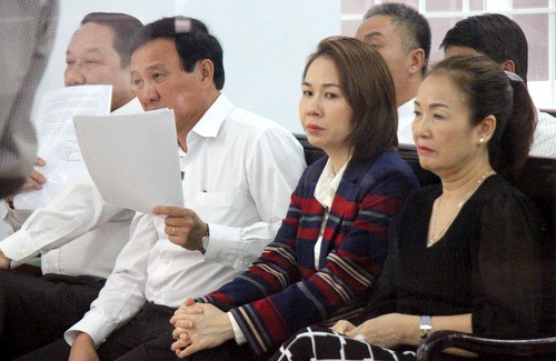 2 cựu lãnh đạo TP Vũng Tàu và hai mẹ con bà Phượng (phải) tại tòa.