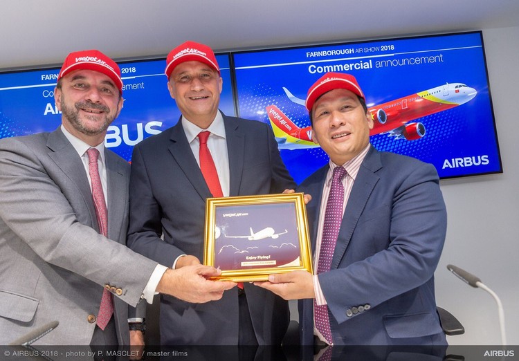 Đại diện Vietjet và Airbus tại lễ ký kết hợp đồng đặt mua 50 tàu bay mới