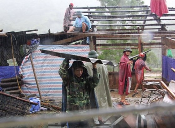 Lực lượng chức năng đang nỗ lực giúp người dân ổn định cuộc sống sau lũ tại Nghệ An. - Ảnh: VOV