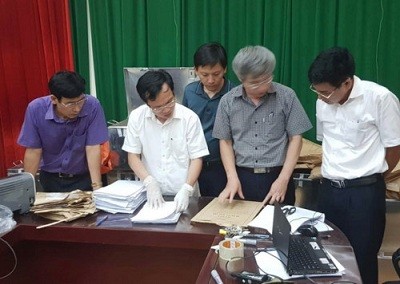 Ông Mai Văn Trinh cùng các thành viên tổ công tác kiểm tra, xác minh túi đựng bài thi - Ảnh: GD&TĐ