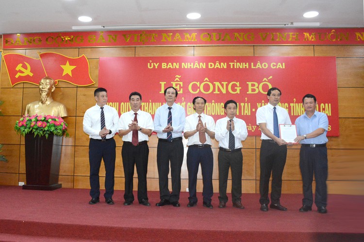 Ông Nguyễn Văn Vịnh – Bí thư Tỉnh ủy, Chủ tịch HĐND tỉnh đã trao Nghị quyết thành lập Sở Giao thông vận tải-Xây dựng tỉnh Lào Cai cho Ban Giám đốc Sở