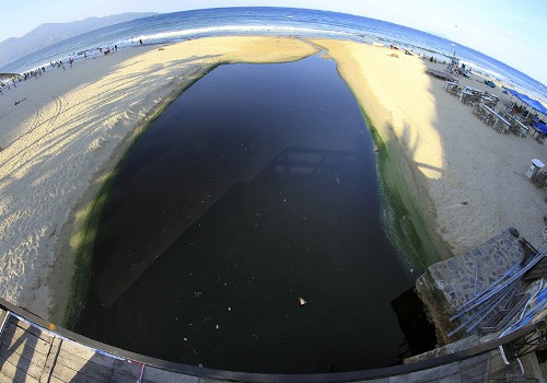 Cửa xả Mỹ An (quận Ngũ Hành Sơn) thường xuyên xảy ra tình trạng nước thải tràn ra biển.
