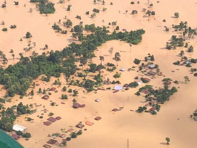 Vỡ đập thủy điện khiến hàng nghìn ngôi nhà ở Lào chìm trong biển nước.