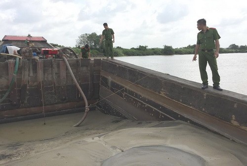 Cảnh sát khám nghiệm thuyền chứa cát của nhóm hút cát trái phép.