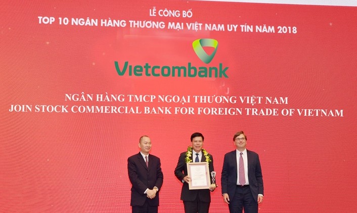 Ông Phạm Mạnh Thắng – Phó Tổng Giám đốc Vietcombank (giữa) nhận giải thưởng đơn vị dẫn đầu Top 10 ngân hàng thương mại Việt Nam uy tín năm 2018