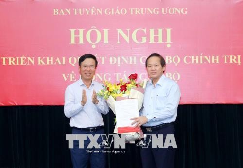 Đồng chí Võ Văn Thưởng trao Quyết định của Bộ Chính trị cho đồng chí Trương Minh Tuấn. Ảnh: TTXVN