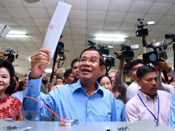Thủ tướng Campuchia Samdech Techo Hun Sen (giữa) bỏ phiếu tại điểm bầu cử ở Phnom Penh ngày 29/7. Ảnh: AFP/TTXVN