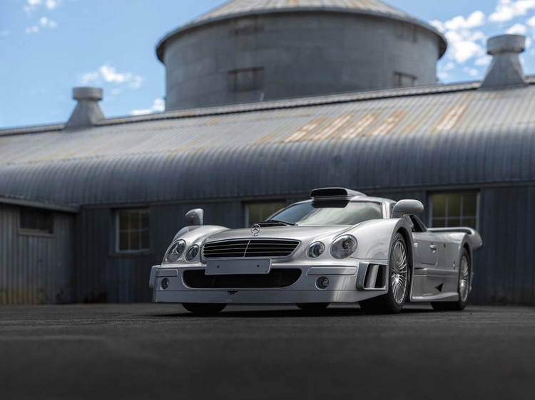 Mercedes-AMG đang sở hữu siêu xe Project One dùng động cơ F1 có giá bán 2,7 triệu USD. Tuy nhiên, xét về độ hiếm và đắt giá, Project One chưa là gì so với Mercedes-Benz AMG CLK GTR. Ảnh: Carscoops
