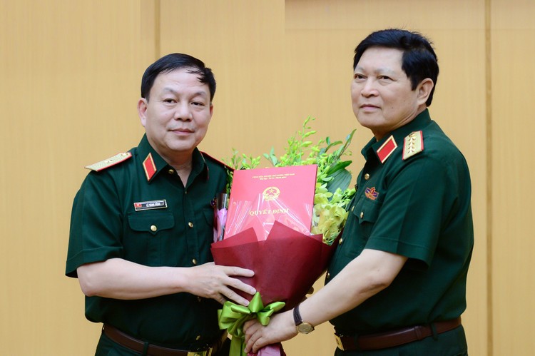 Đại tướng Ngô Xuân Lịch, Bộ trưởng Bộ Quốc phòng trao quyết định giao nhiệm vụ cho Thiếu tướng Lê Đăng Dũng