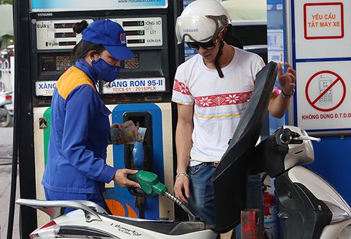Khách hàng đổ xăng tại một cây xăng của Petrolimex ở Hà Nội. 