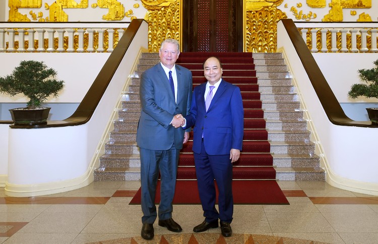 Thủ tướng Nguyễn Xuân Phúc và cựu Phó Tổng thống Hoa Kỳ Al Gore. Ảnh: VGP