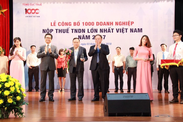 Ông Nguyễn Đức Tâm - Phó TGĐ Vietjet nhận kỷ niệm chương top 100 doanh nghiệp nộp thuế lớn nhất