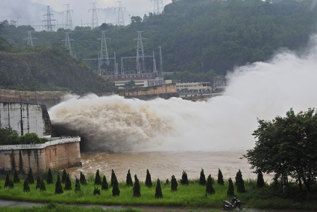 Hồ thủy điện Hòa Bình, Sơn La mở cửa xả lũ trong sáng 5/8.