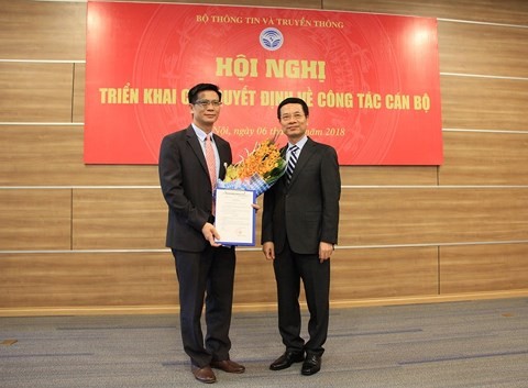 Quyền Bộ trưởng Bộ TT&TT Nguyễn Mạnh Hùng trao quyết định và chúc mừng ông Lê Văn Tuấn. Ảnh Infonet.vn