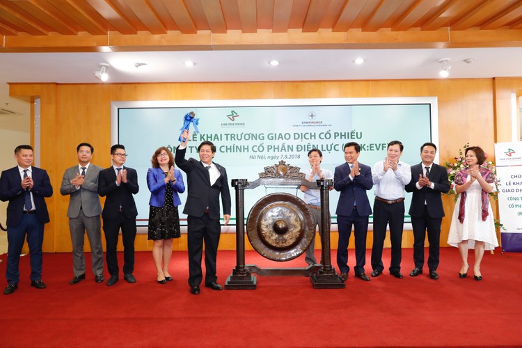 Chủ tịch HĐQT Hoàng Văn Ninh đánh tiếng cồng khai trương trong ngày giao dịch đầu tiên