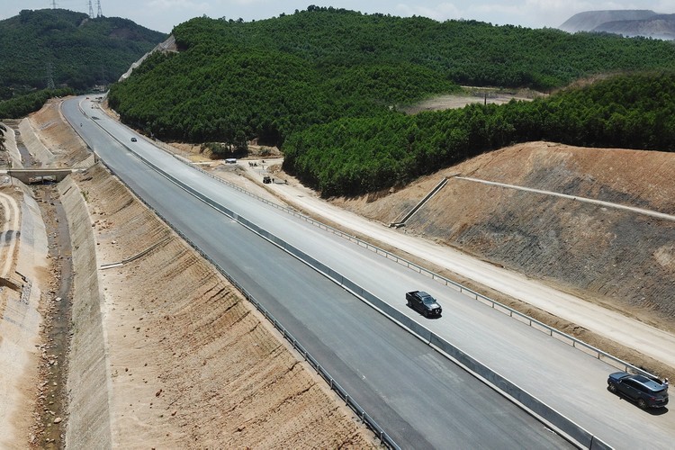 Cao tốc Hạ Long - Vân Đồn đang thi công, sau khi hoàn thành sẽ tiếp nối với cao tốc Vân Đồn - Móng Cái tại xã Đoàn Kết, huyện Vân Đồn.