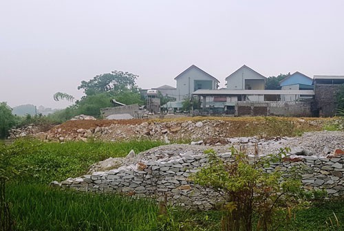Sông Hoạt bị lấn chiếm nhiều đoạn để xây dựng nhà cửa