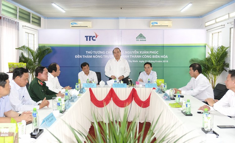 Thủ tướng Nguyễn Xuân Phúc nói chuyện với lãnh đạo và cán bộ Nông trường Thành Thành Công. Ảnh: VGP