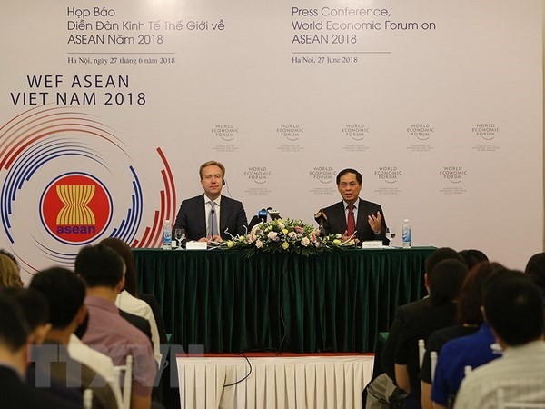 Thứ trưởng Thường trực Bộ Ngoại giao Bùi Thanh Sơn, Trưởng Ban Tổ chức WEF ASEAN 2018 và Chủ tịch WEF Borge Brende chủ trì họp báo về WEF ASEAN 2018. Ảnh: TTXVN