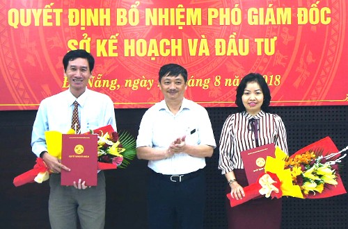 Ông Đặng Việt Dũng (đứng giữa) trao hoa và quyết định cho tân Phó giám đốc Sở. Ảnh: N.Đ.