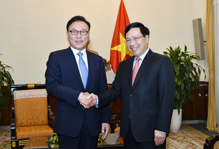Phó Thủ tướng Phạm Bình Minh và Tổng lãnh sự danh dự Việt Nam tại Busan - Gyeongnam. Ảnh: VGP