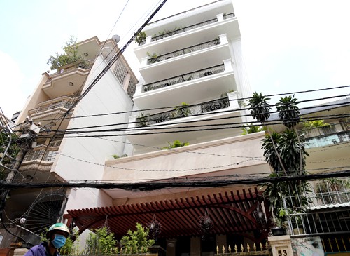 Căn nhà trên đường Huỳnh Khương Ninh được phòng QLĐT Quận 1 tham mưu cấp giấy phép xây dựng về chiều cao không đúng quy định.
