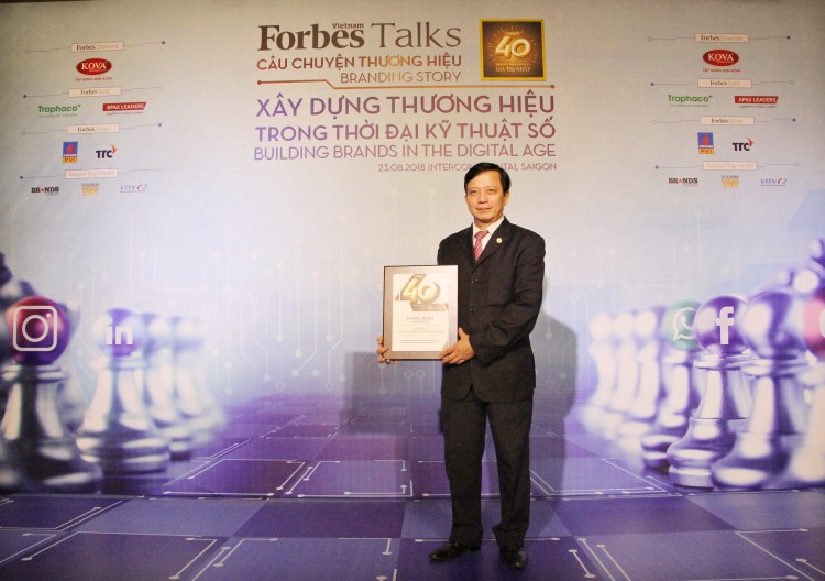 Ông Nguyễn Thành Đô – Phó Chủ tịch , Thành viên HĐQT độc lập đại diện HDBank nhận chứng nhận 40 thương hiệu công ty Việt Nam giá trị nhất 2018