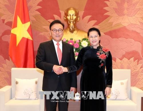 Chủ tịch Quốc hội Nguyễn Thị Kim Ngân tiếp Tổng Lãnh sự Danh dự Việt Nam tại khu vực Busan - Kyeongnam, Hàn Quốc, ông Park Soo Kwan.