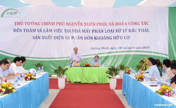 Thủ tướng Nguyễn Xuân Phúc thăm Dự án nhà máy phân loại xử lý rác thải, sản xuất biogas và phân bón khoáng hữu cơ trên địa bàn huyện Bố Trạch, tỉnh Quảng Bình - Ảnh: VGP