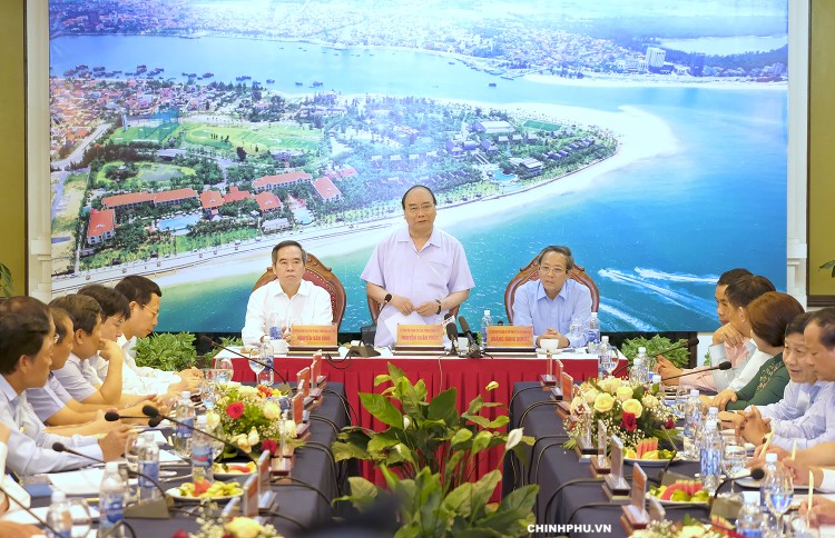 Thủ tướng Nguyễn Xuân Phúc làm việc với lãnh đạo chủ chốt tỉnh Quảng Bình. Ảnh: VGP
