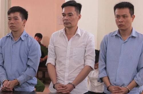 Các bị cáo Diện, Cường và Hoàng (từ trái qua) tại phiên tòa sơ thẩm.