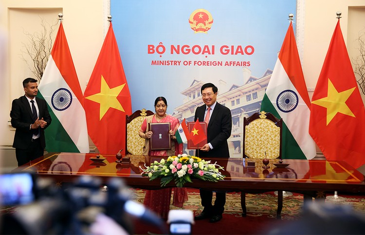 Phó Thủ tướng Phạm Bình Minh và Bộ trưởng Ngoại giao Ấn Độ Sushma Swaraj. Ảnh: VGP