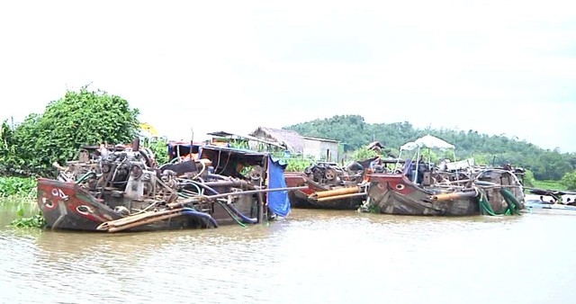 Các thuyền khai thác cát trái phép trên sông Đồng Nai bị bắt giữ.