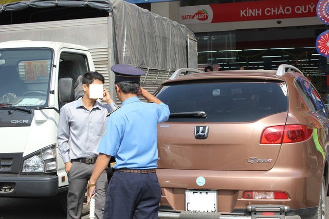 Thanh tra giao thông TPHCM xử phạt "taxi công nghệ" vi phạm