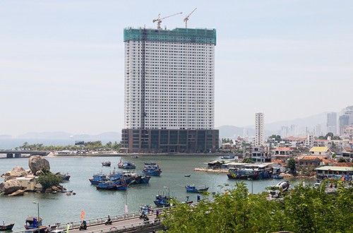 Dự án tổ hợp khách sạn, căn hộ cao cấp Mường Thanh Khánh Hòa nằm sát biển Hòn Chồng.