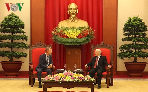 Tổng Bí thư Nguyễn Phú Trọng chúc mừng ông Gareth Ward bắt đầu đảm nhận cương vị Đại sứ Vương quốc Anh tại Việt Nam. Ảnh: VOV