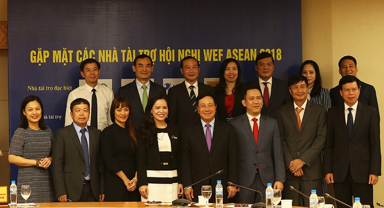 Phó Thủ tướng Phạm Bình Minh gặp mặt đại diện các doanh nghiệp tài trợ cho WEF ASEAN. Ảnh: VGP