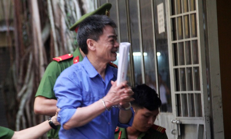 Lãnh 11 năm tù bị cáo Phong vẫn tươi cười.