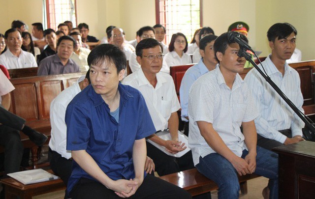 Bị can Nguyễn Huỳnh Đạt Nhân (áo xanh), tại phiên xét xử sơ thẩm hôm 18/4/2018