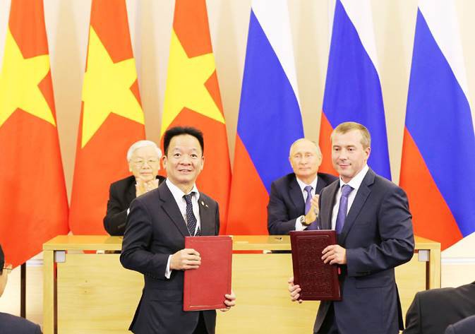 Tổng Bí thư Nguyễn Phú Trọng và Tổng thống Liên bang Nga Vladimir Putin chứng kiến lễ trao biên bản ghi nhớ hợp tác đầu tư giữa SHB và Ngân hàng IBEC.
