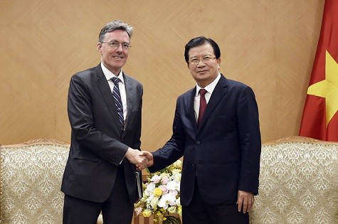 Phó Thủ tướng Trịnh Đình Dũng và ông Joachim von Amsberg, Phó Chủ tịch Ngân hàng Đầu tư Cơ sở Hạ tầng châu Á (AIIB) - Ảnh: VGP