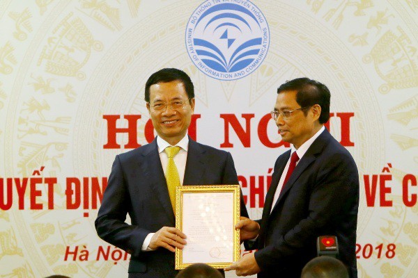 Ông Nguyễn Mạnh Hùng (trái) hiện là quyền Bộ trưởng Bộ Thông tin - Truyền thông nhận quyết định phân công làm Bí thư Ban cán sự Đảng Bộ này từ Trưởng Ban tổ chức Trung ương