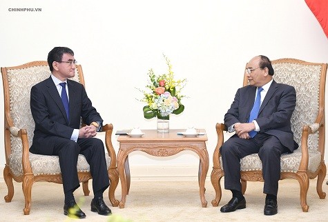 Thủ tướng Nguyễn Xuân Phúc và Bộ trưởng Ngoại giao Nhật Bản Taro Kono - Ảnh: VGP