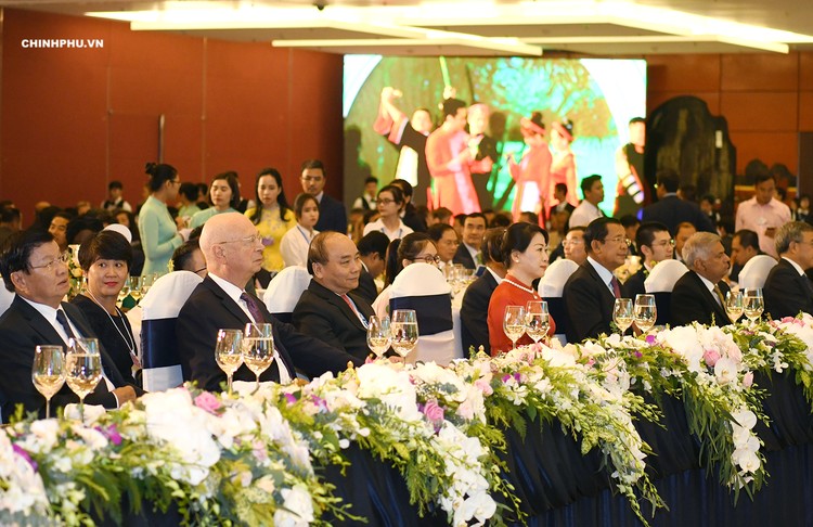 Thủ tướng Nguyễn Xuân Phúc và Phu nhân chủ trì Dạ hội Quảng bá văn hóa Việt Nam. Ảnh: VGP