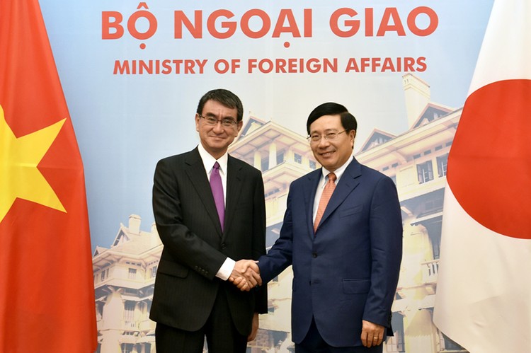 Phó Thủ tướng Phạm Bình Minh và Bộ trưởng Ngoại giao Nhật Bản Taro Kono. Ảnh: VGP