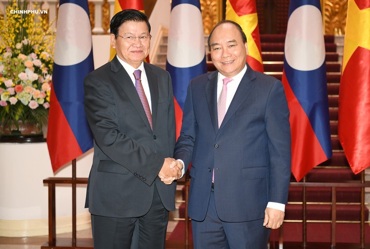Thủ tướng Nguyễn Xuân Phúc tiếp Thủ tướng Lào Thongloun Sisoulith. Ảnh: VGP